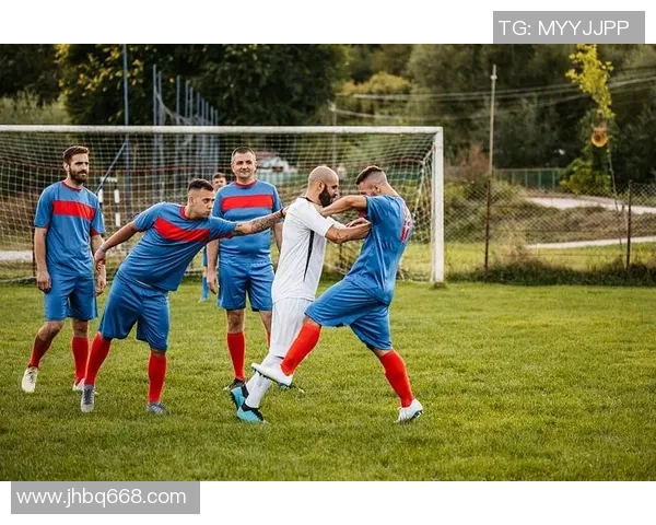 足球明星激烈对抗瞬间揭秘冲突背后的故事与情感纠葛